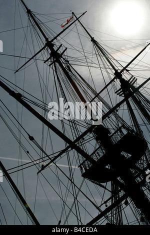Stadt von Portsmouth. England. Silhouette abgewinkelt nahe Ansicht von HMS Victory-Schiffe-Masten und Seile (Blätter). Stockfoto