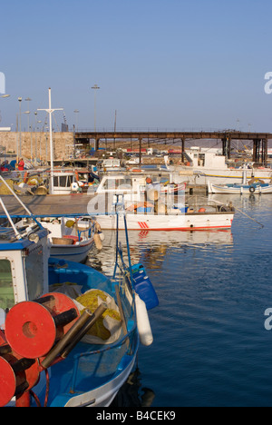 Angelboote/Fischerboote im Hafen Lavrion Ägäis griechische Festland Griechenland angedockt Stockfoto