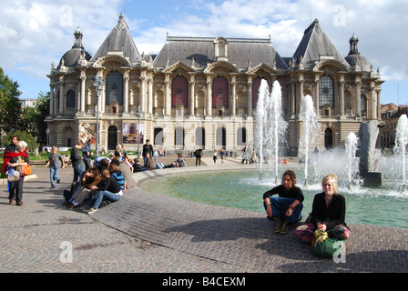 Quadrat und Brunnen vor Palais des Beaux Arts Lille Frankreich Stockfoto