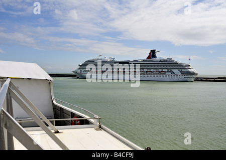 Kreuzfahrtschiff, die Carnival Splendor bei Dover Hafen UK festgemacht Stockfoto
