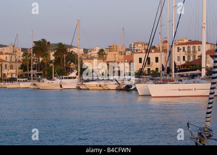 Luxus-Yachten und Kreuzer im frühen Morgen Sonnenschein in Lavrion Stadt Hafen Ägäis Festland Griechenland Stockfoto