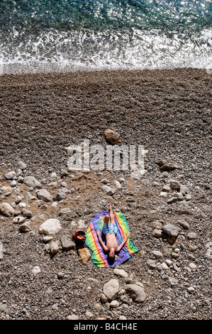 Mann allein Sonnenbaden an einem Kiesstrand in Monaco. Bild von Patrick Steel patricksteel Stockfoto