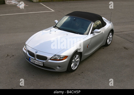 Auto, BMW Z4, Cabrio, Modell Jahr 2003-Silber, oben geschlossen, stehend, Wahrung, schräg von vorne/oben Stockfoto