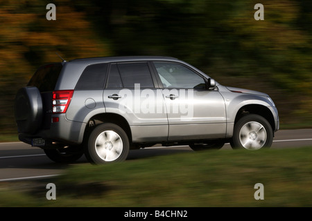 Suzuki Vitara 2. 0i, Modell Jahr 2005-Silber, fahren, diagonal von hinten, Seite Ansicht, Landstraße Stockfoto