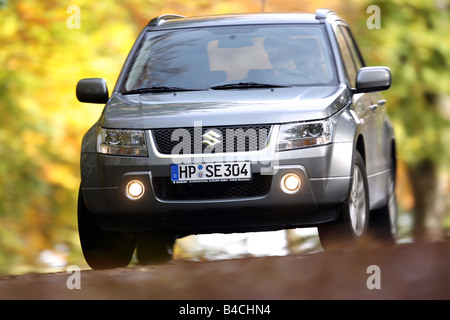 Suzuki Vitara 2. 0i, Modell Jahr 2005-Silber, fahren, schräg von vorne, Vorderansicht, Landstraße Stockfoto