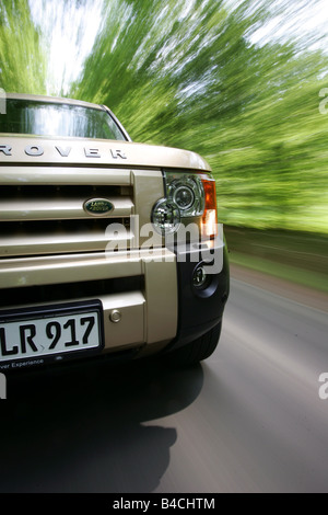 Land Rover Discovery V8, braun, Modelljahr 2004-fahren, schräg von vorne, Vorderansicht, Verwischt verrissen Schuss zählen Stockfoto