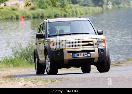 Land Rover Discovery V8, braun, Modelljahr 2004-fahren, schräg von vorne, Vorderansicht, Landstraße Stockfoto