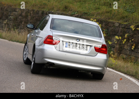 BMW 318i, Modell Jahr 2004, Silber, fahren, diagonal von der Rückseite, hintere Ansicht, Land der Straße Stockfoto