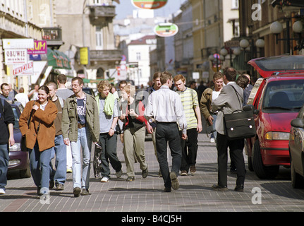 Eine Fußgängerzone in der Innenstadt von Warschau, Polen Stockfoto