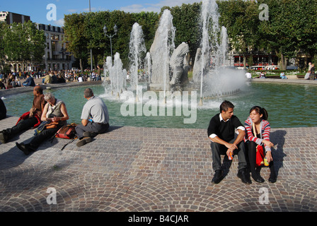 ethnische paar Brunnen vor Palais des Beaux Arts Lille Frankreich Stockfoto