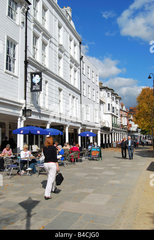 Geschäfte und Restaurants, die Pantiles, Royal Tunbridge Wells, Kent, England, Vereinigtes Königreich Stockfoto