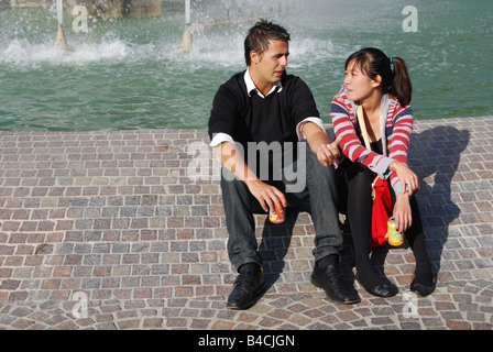 ethnische paar Brunnen vor Palais des Beaux Arts Lille Frankreich Stockfoto