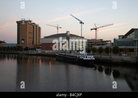 Hilton Hotel und Waterfront Hall auf dem Fluss Lagan Belfast City Center Nordirland Vereinigtes Königreich Stockfoto