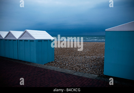 Vereinigtes Königreich, ENGLAND, 17. September 2008. Strandhütten am Abend am Meer in Eastbourne auf der Küste von East Sussex. Stockfoto