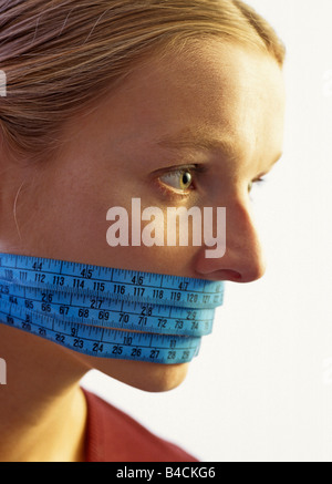 Frau-Gewichtskontrolle Stockfoto