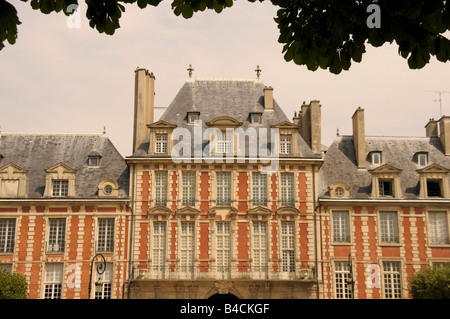 typische Gebäude am Platz Place des Vosges in Paris Frankreich Stockfoto