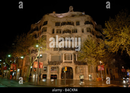 Casa Mila oder La Pedrera in der Nacht, Barcelona, Spanien Stockfoto