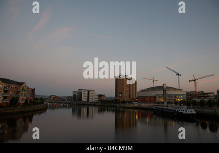 Hilton Hotel und Waterfront Hall auf dem Fluss Lagan Belfast City Center Nordirland Vereinigtes Königreich Stockfoto