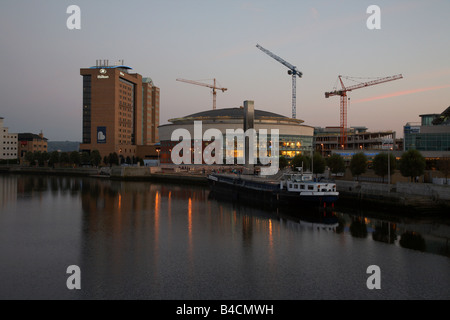 Hilton Hotel und Waterfront Hall auf dem Fluss Lagan Belfast City Center Nordirland Vereinigtes Königreich Stockfoto