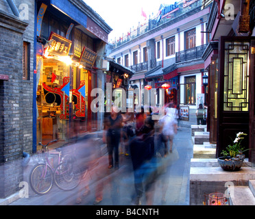 Shopping-Fans und Touristen auf verzerrt Tabak Beutel Straße Yandai Byway Xiejie in Shichahai Hutong, Yinding Brücke, Peking, China Stockfoto