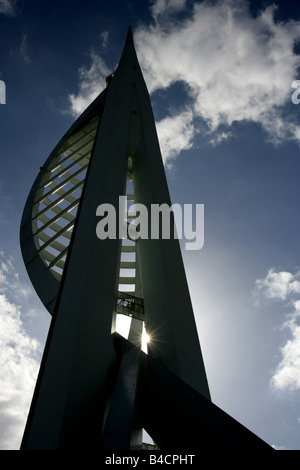 Stadt von Portsmouth. England. Silhouette Blick auf den Spinnaker Tower in Gunwharf Quays. Stockfoto