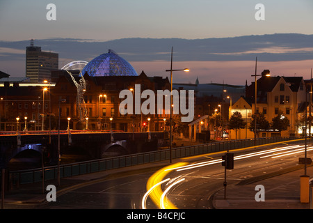 Skyline von Belfast mit Victoria Square Kuppel Thanksgiving Square Statue und Queen Elizabeth Bridge nach Einbruch der Dunkelheit Belfast Stadt Zentrum Stockfoto