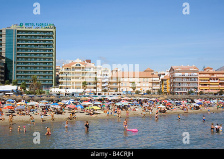 Fuengirola Costa del Sol Malaga Provinz Spanien überfüllten Strand und paseo Stockfoto