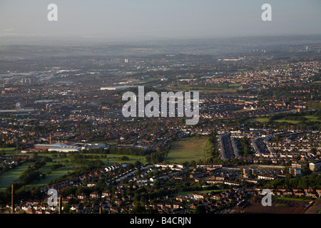 Blick vom Gipfel des Cave Hill mit Blick auf Nord und West Belfast Belfast Nordirland Vereinigtes Königreich Stockfoto