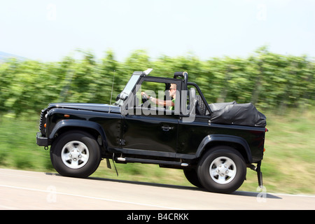 Land Rover Defender Cabriolet zwei TD5, Modell Jahr 2006-, schwarz, fahren, Seitenansicht, Landstraße, oben offen Stockfoto