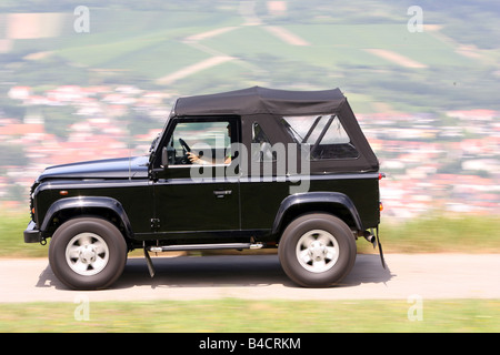 Land Rover Defender Cabriolet zwei TD5, Modell Jahr 2006-, schwarz, fahren, Seitenansicht, Landstraße, oben geschlossen Stockfoto