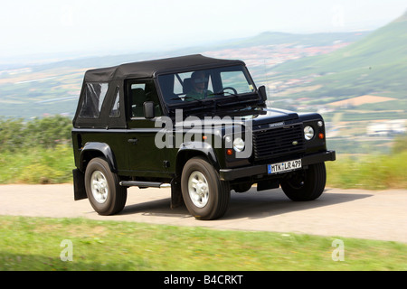 Land Rover Defender Cabriolet zwei TD5, Modell Jahr 2006-, schwarz, fahren, Diagonal von der Front, Vorderansicht, Landstraße, Stockfoto