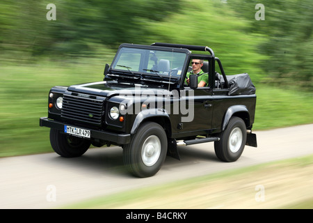 Land Rover Defender Cabriolet zwei TD5, Modell Jahr 2006-, schwarz, fahren, Diagonal von der Front, Vorderansicht, Landstraße, Stockfoto