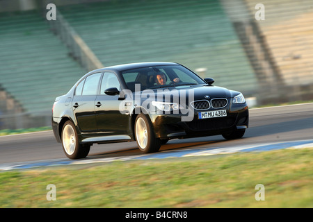 BMW M5, Modell Jahr 2005-, schwarz, fahren, schräg von vorne, Vorderansicht, Einfahr-und Prüfstrecke Stockfoto