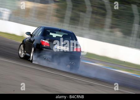 BMW M5, Modelljahr 2005-, schwarz, fahren, diagonal von hinten, Rückfahrkamera, Teststrecke, Drift, driften Stockfoto