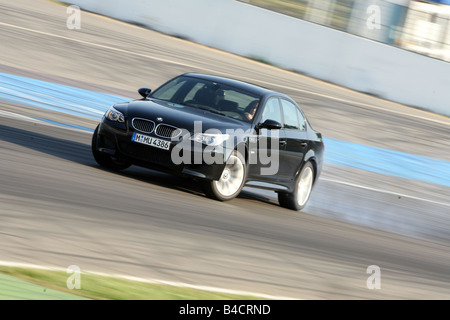 BMW M5, Modelljahr 2005-, schwarz, fahren, schräg von vorne, Vorderansicht, Teststrecke, Drift, driften Stockfoto