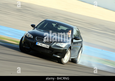 BMW M5, Modelljahr 2005-, schwarz, fahren, schräg von vorne, Vorderansicht, Teststrecke, Drift, driften Stockfoto