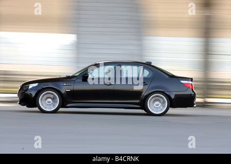 BMW M5, Modelljahr 2005-, schwarz, fahren, Seitenansicht, Stadt Stockfoto