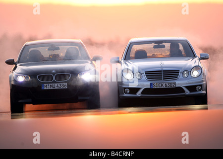 BMW M5, Modelljahr 2005-, schwarz, Mercedes E 63 AMG, Baujahr Bau 2006 - Silber, fahren, Vorderansicht, Teststrecke, Gruppe Stockfoto