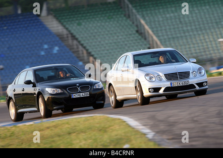 BMW M5, Modelljahr 2005-, schwarz, Mercedes E 63 AMG, Baujahr 2006-Silber, fahren, schräg von vorne, fronta Stockfoto