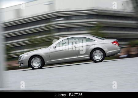 Mercedes CL 600, Modell Jahr 2006-Silber, Antriebsseite, Ansicht, Stadt Stockfoto