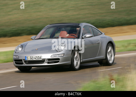 Porsche Carrera 911 Targa 4 s, Baujahr 2006-fahren, schräg von vorne, Vorderansicht, Landstraße Stockfoto