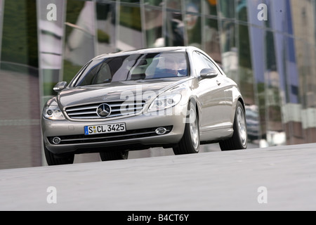 Mercedes CL 600, Modell Jahr 2006-Silber, fahren, schräg von vorne, Vorderansicht, Stadt Stockfoto
