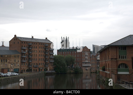 Der Fluss Aire durchfließt Bereich Anrufe von Leeds, UK. Stockfoto