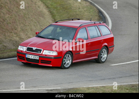 Skoda Octavia RS, Fließheck, untere mittlere Klasse, Auto, Modelljahr 2000-, rot, treibende, Country Road, diagonal von der Fron Stockfoto