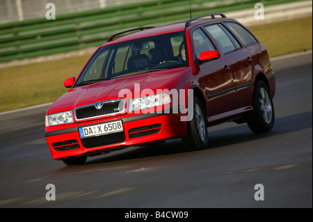 Auto, Skoda Octavia RS, Fließheck, untere mittlere Klasse, Modelljahr 2000-, rot, fahren, Teststrecke, Diagonal von vorn, Stockfoto