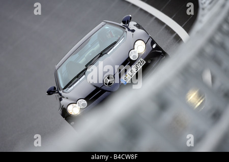 Mercedes SLR McLaren, Modelljahr 2004-blau bewegt, schräg von vorne, Vorderansicht, Einfahr-und Prüfstrecke Stockfoto