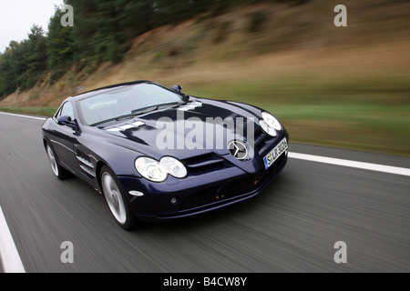 Mercedes SLR McLaren, Modelljahr 2004-blau bewegt, schräg von vorne, Vorderansicht, Einfahr-und Prüfstrecke Stockfoto