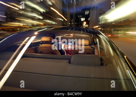 Mercedes CL 600, Bj. 2006-Rubin gefärbt, fahren, hinten, Stadt, Verwischt, geschwenkt Schuss Stockfoto