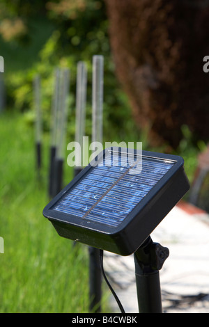 Solar Gartenbeleuchtung wird verwendet, um Licht Weg im Garten im Vereinigten Königreich Stockfoto