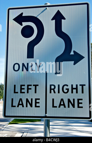 Reflektierende Kreisel Fahrspur Steuern Schild Lane, eine treibende Kraft in sein sollte, biegen links nach rechts oder weiter durch Stockfoto